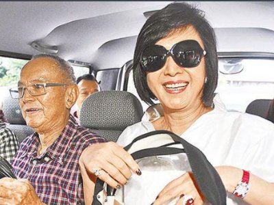 邱嘉雄过世了,八卦地问一下他遗产怎么分的,侯佩岑拿