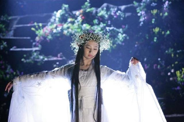 小龙女比杨过大多少岁,他们有后代吗?