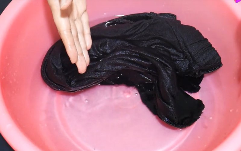 黑裤子一直掉色怎么办？