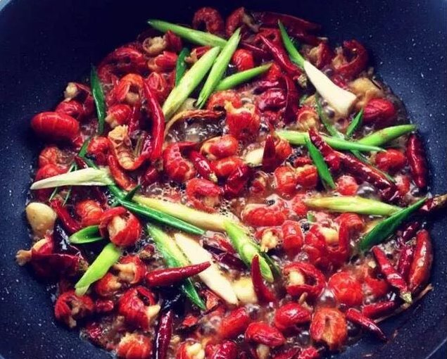 夏天正是吃虾尾的季节，虾尾要怎么做才好吃？