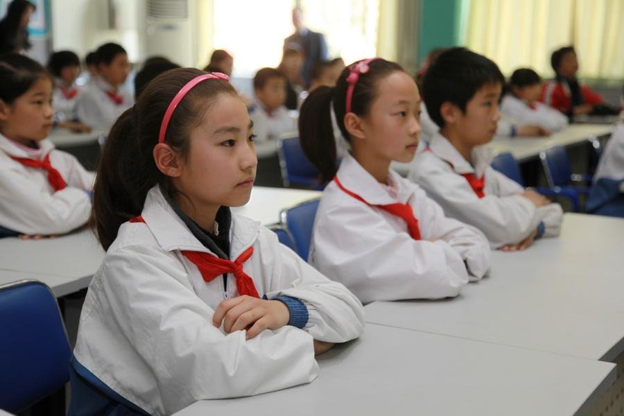 小学一年级学生坐姿和握笔口诀