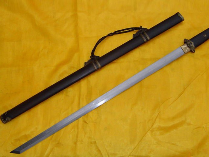 《坏蛋》中任长风用的唐刀是什么形状的？