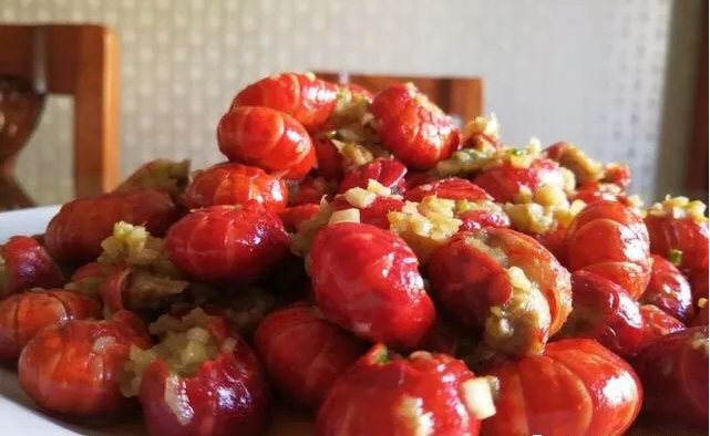 夏天正是吃虾尾的季节，虾尾要怎么做才好吃？