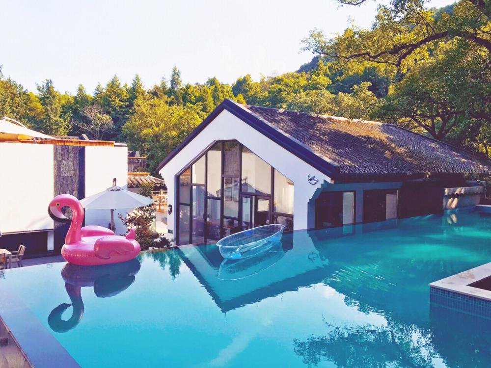 网红海上酒店已停用并被拖离海域，网红酒店跟普通酒店有什么区别？