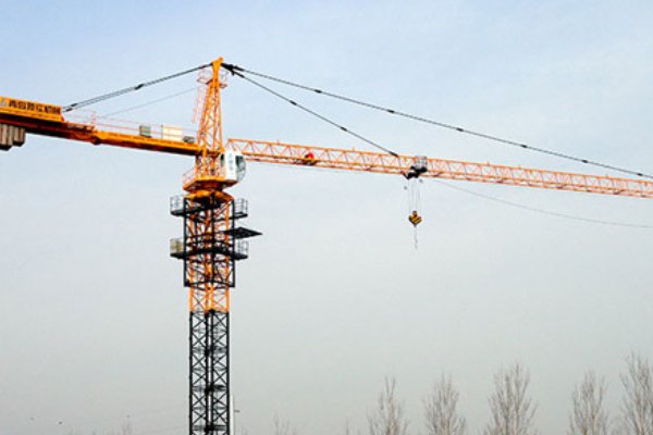 塔式起重机在作业时,严禁出现哪些行为