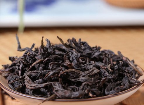 安徽一快递小哥卖20万斤茶救活一座厂，小哥身上有哪些可贵的品质？