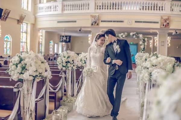 英国伴娘以全息影像的方式参加了好友在加拿大举行的婚礼，她为何会这么做？