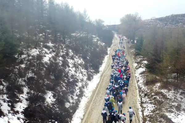 这所学校，师生徒步108里为烈士扫墓，他们用行动证明了什么？