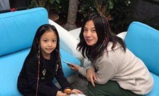 著名演员赵薇谈女儿却说她很惨,生活中的小四月究竟有多“惨”?