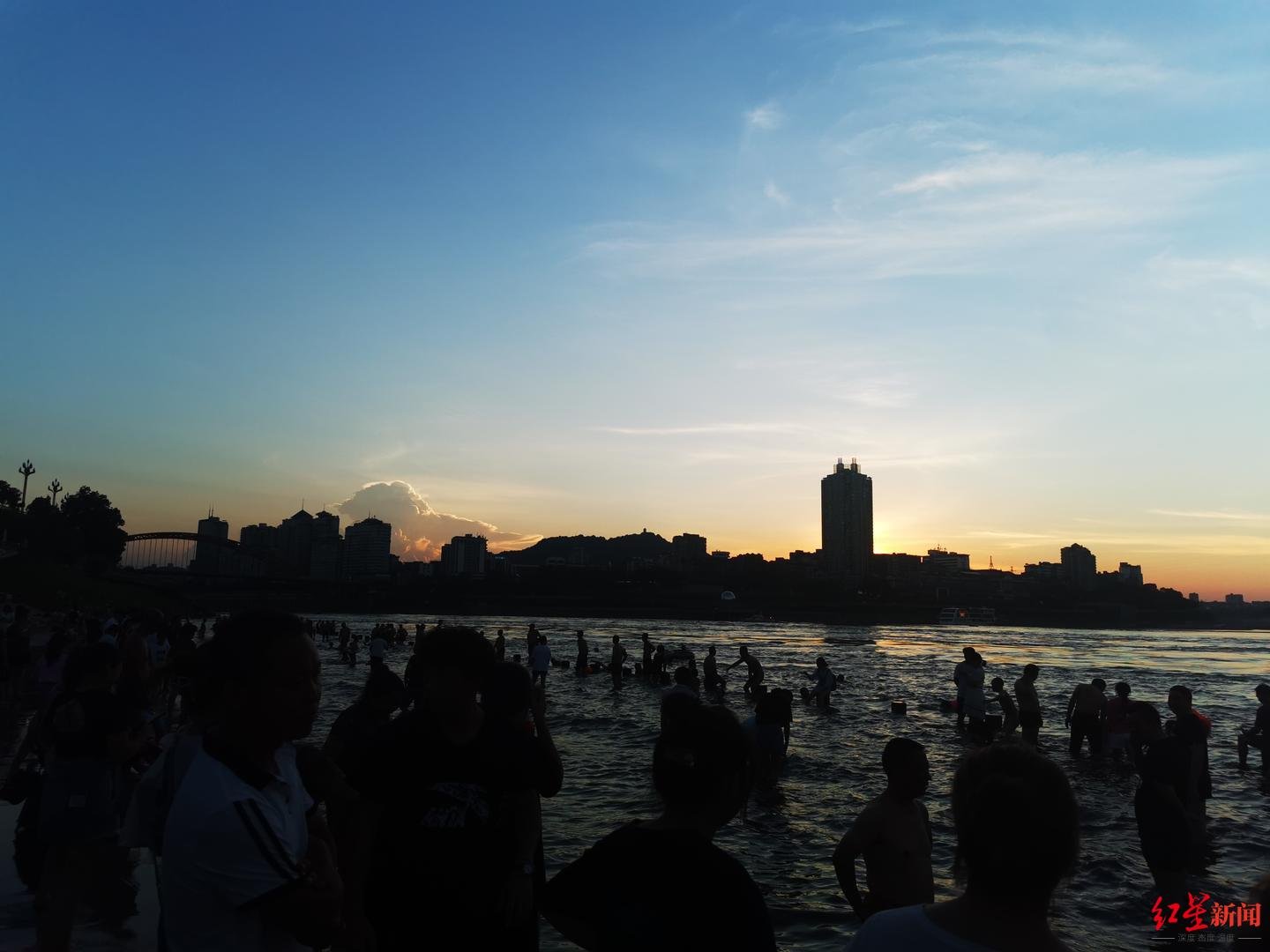 四川宜宾上千市民长江边戏水,在江边戏水有哪些安全隐患?