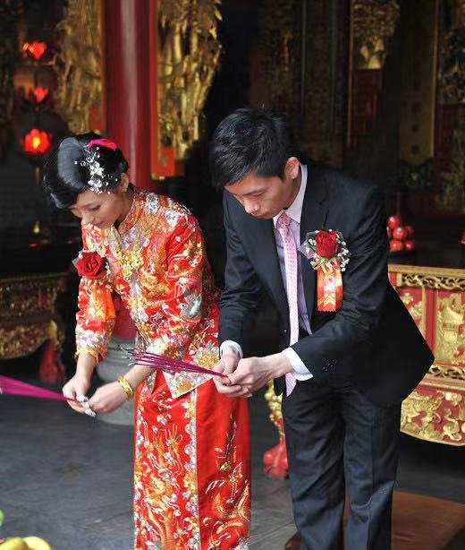 英国伴娘以全息影像的方式参加了好友在加拿大举行的婚礼，她为何会这么做？