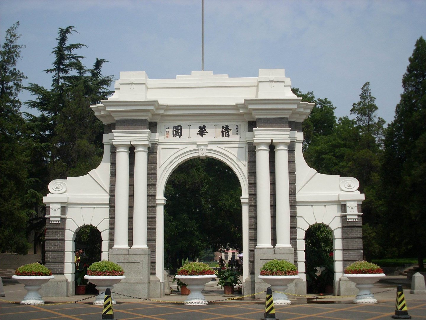 清华大学一学生边骑车边用电脑，他为何这么做？