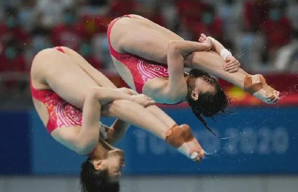 王涵给施廷懋送上爱的抱抱，对此你怎么看？