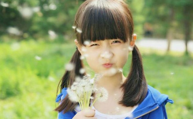 著名演员赵薇谈女儿却说她很惨,生活中的小四月究竟有多“惨”?