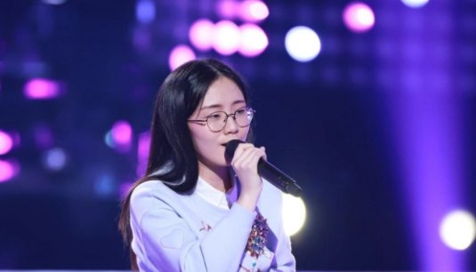 郭沁为什么坐着唱歌？