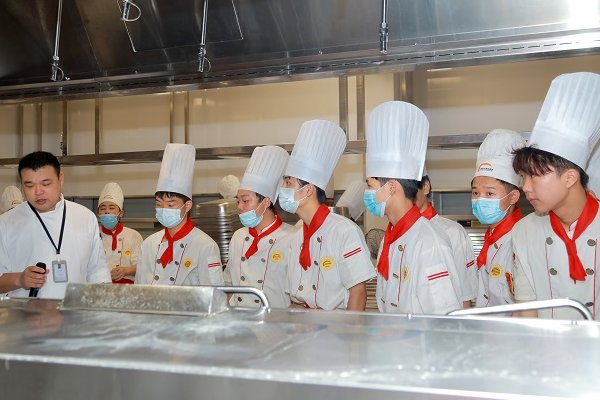 新东方烹饪学校学费多少一年？