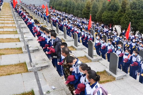 这所学校，师生徒步108里为烈士扫墓，他们用行动证明了什么？