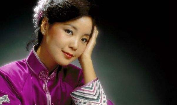 又见炊烟升起,暮色罩大地是什么歌曲