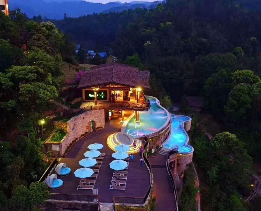 网红海上酒店已停用并被拖离海域，网红酒店跟普通酒店有什么区别？