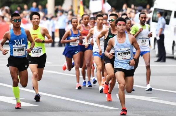 全马一般人多少时间跑完