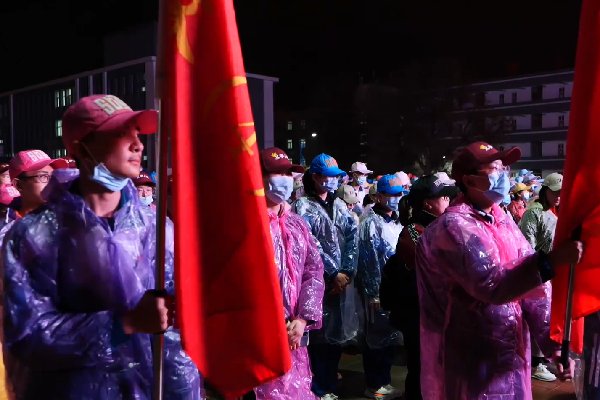 这所学校，师生徒步108里为烈士扫墓，他们用行动证明了什么？