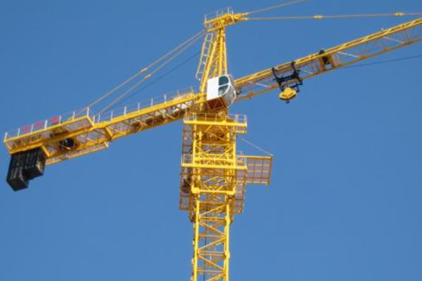 塔式起重机在作业时,严禁出现哪些行为