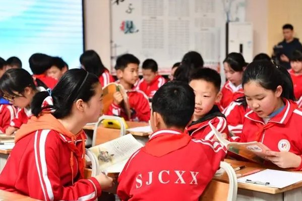 制约我国学校高质量发展的主要因素有哪些？