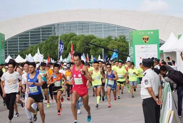 全马一般人多少时间跑完