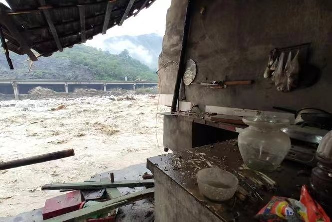 洪灾后，房子只剩铁门一家4口失联，山洪来袭该如何躲避逃生？