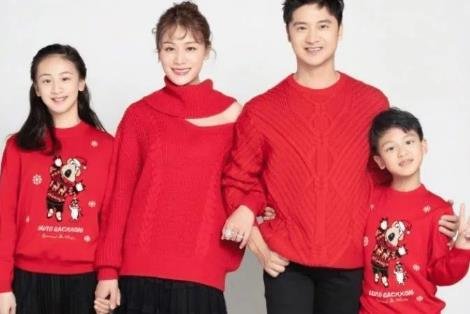 63岁冯巩罕见晒全家福,母子长相如复制粘贴!基因遗传到底有多强大?