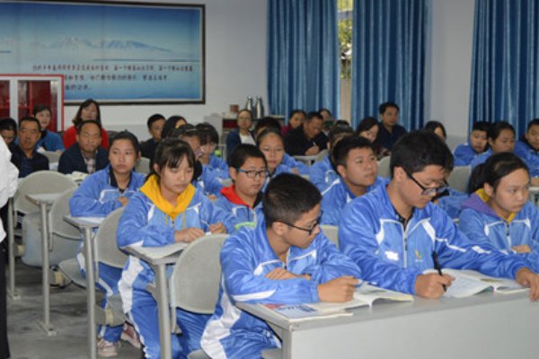 党政军民学,东西南北中,谁是领导一切的,是最高的政治领导力量?( )