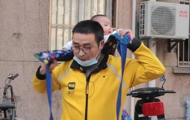 父亲带娃送外卖，孩子赤脚在外卖箱里熟睡，成年人的生活有多不易？