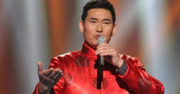 大衣哥朱之文的成名曲《滚滚长江东逝水》的歌词是什么？