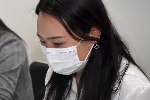 重庆女子反映求职秘书岗被要求必须是单身，遇到这种的奇葩公司可以举报吗？