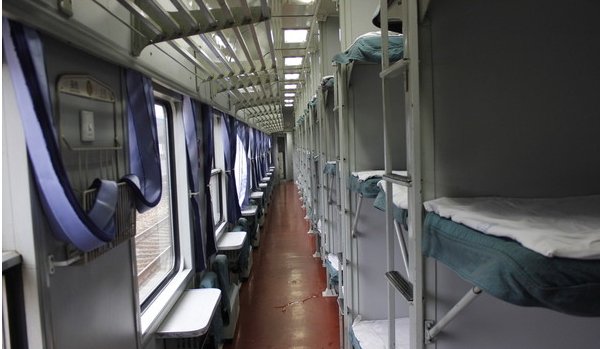 有人知道火车卧铺车厢到站会开灯嘛？据听说过了晚上十点卧铺车厢会关灯，我买的是凌晨的票，他们会开灯嘛