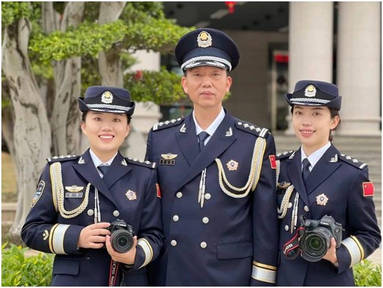 警礼服绶带的佩戴方法