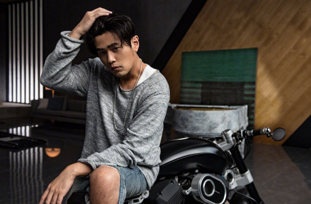 窗外的麻雀在电线杆上多嘴是什么歌？