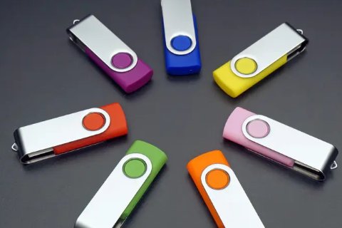 u盘插入电脑后显示“请将磁盘插入驱动器”怎么办？