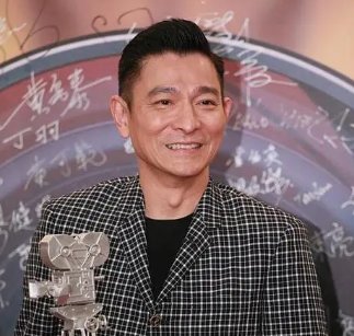 刘德华被传患癌去世,粉丝晒其近照辟谣,如今的刘德华状态怎么样?