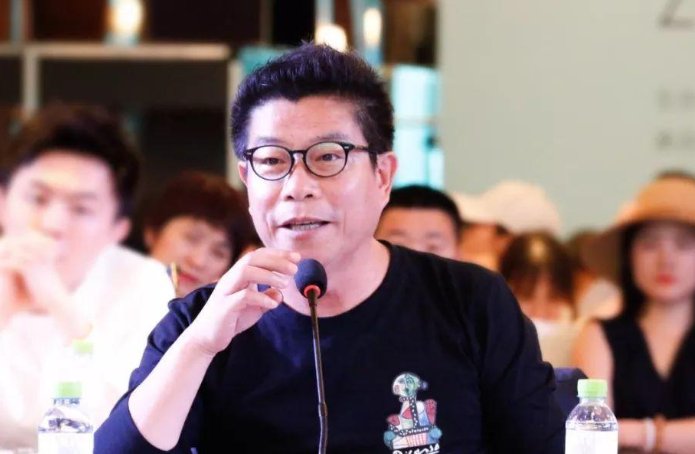 王天也酒后殴打三名民警，事发的原因是什么？