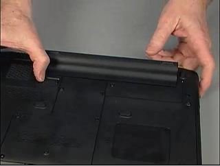 我的笔记本电脑是惠普康柏CQ35系列，请问电脑后面的电池盖板如何打开？