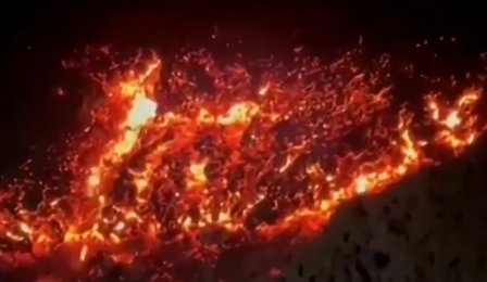 俄罗斯冒险者在喷发的火山烤香肠，这种行为可取吗？