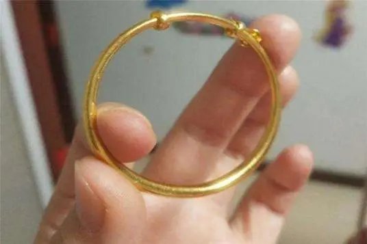 塑料闺蜜！女子用地摊货换走闺蜜孩子金手镯，该不该对身边好友有防备之心？