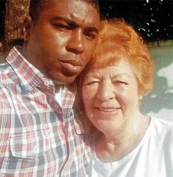 72岁老妇与20多岁小伙恋爱是什么情况？