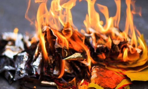 给已故的人烧纸钱，书写格式是什么