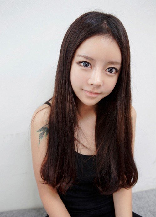 城猎金娜娜有刘海么属于什么刘海？有人说她没刘海.只把头发三七分了.也有人说是中分微卷的刘海+蓬松长卷发