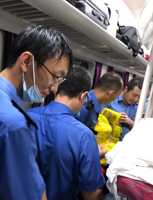 载735人列车被困郑州超40小时，他们现在怎么样了？