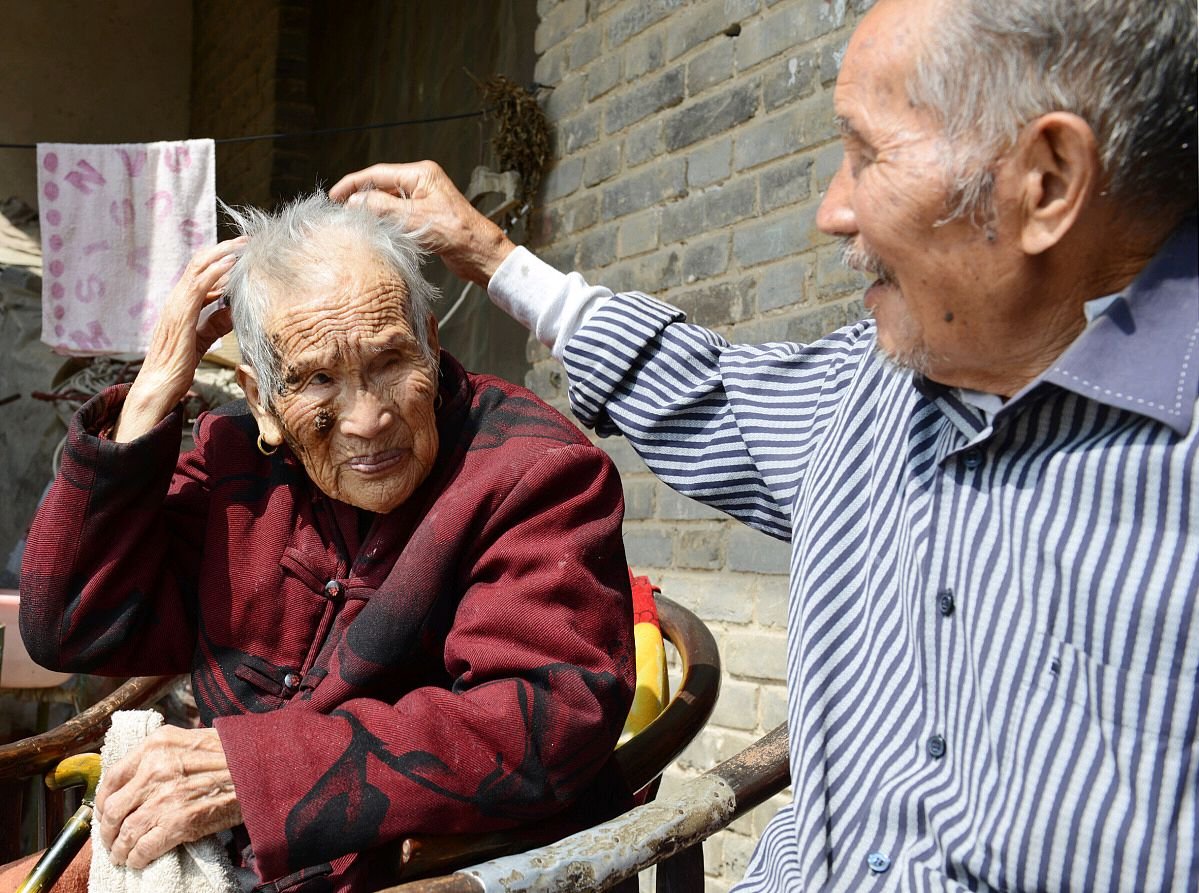 我只是跟别的男生聊天说说笑笑，开心而已，男朋友就在远处一直盯着我！还说目睹我和他的暧昧心碎了，他？