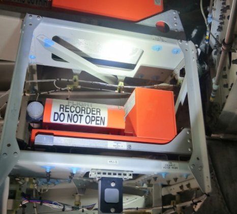 东航坠毁客机的一部黑匣子找到了，解读黑匣子需要多久？