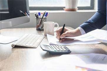 代办装饰装修二级资质需要多少钱？